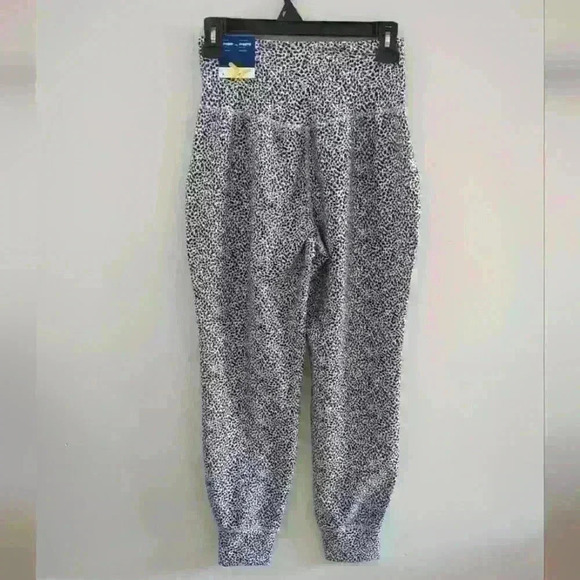 OLD NAVY | Women's White/Black/Grey Spotted High Rise Powersoft 7/8 Ank… - Picture 6 of 7